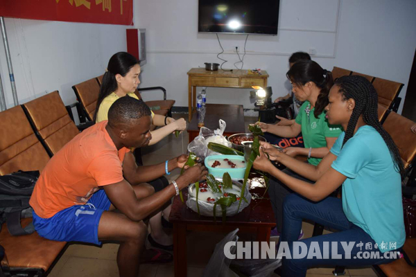 石家莊鐵道大學(xué)留學(xué)生歡度端午 感受中國傳統(tǒng)文化