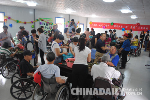 唐山：志愿者與村民過“端午” 粽葉飄香“粽”是情