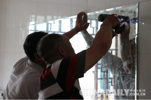 石家莊鐵道大學畢業(yè)生為母校獻畢業(yè)禮