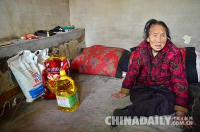 火紅七月 愛心人士自發(fā)慰問淶源縣老黨員