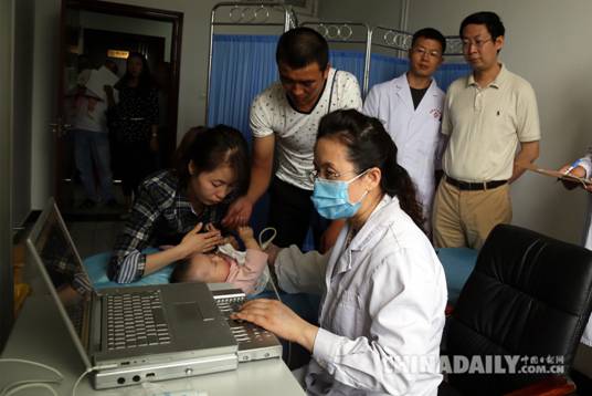 河北醫大一院專家團赴疆開展兒童先心病普查