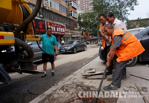 邯鄲叢臺區(qū)中華街道城東街社區(qū)疏通污水管道迎雨季