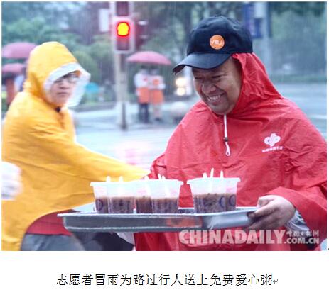 河北廊坊：大雨之下的免費粥溫暖一座城
