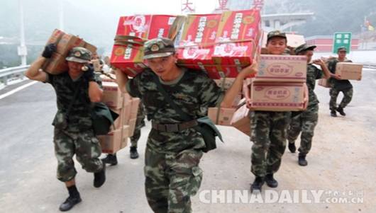 穿迷彩的“挑山工”：徒步80里挺近“孤島村”送去救援物資