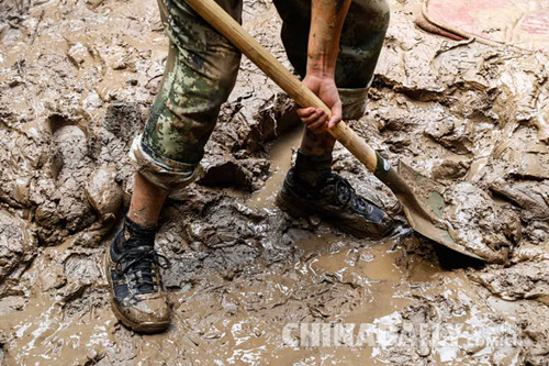 武警河北總隊：洪水退卻 這里仍然是“戰場”