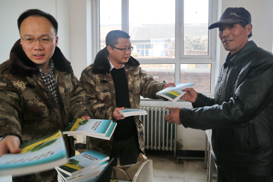 秦皇島團市委駐青龍縣精準脫貧工作組開展“精準脫貧 志愿先行”活動