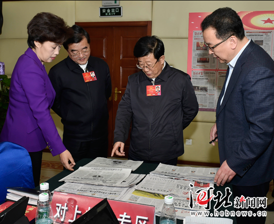 趙克志張慶偉看望參加全國兩會報道的新聞工作者