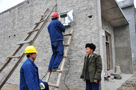 南陽高新區供電分局為“五保”老人免費接電