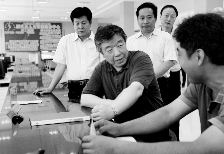 盧展工書記寄語開封：“精誠所至，金石開封”