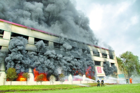 三門峽中原黃金冶煉廠發(fā)生大火 8名消防官兵受傷