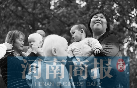 女子20多年收養上百棄嬰 被質疑為攏錢騙低保?