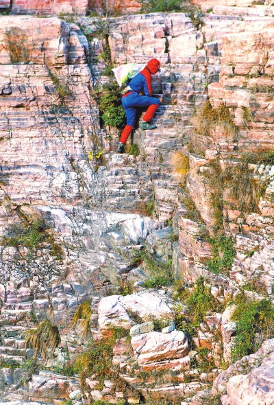 環衛工扮“蜘蛛俠”峭壁撿垃圾