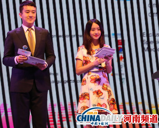 “趙默笙”演講賽當主持 粉絲后臺圍堵求合影