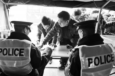 鄭州啟動最高級別安保 特警24小時持槍巡邏