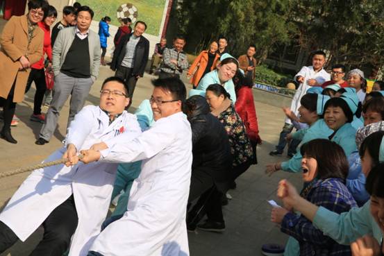 喜迎三八節 鄭州市兒童醫院舉辦拔河比賽