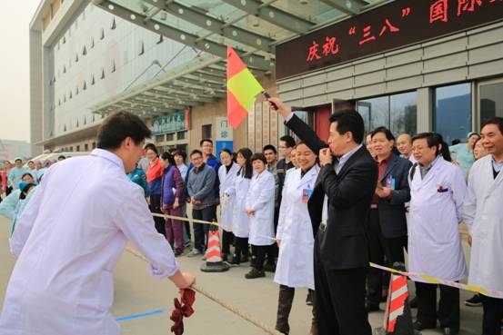 喜迎三八節 鄭州市兒童醫院舉辦拔河比賽