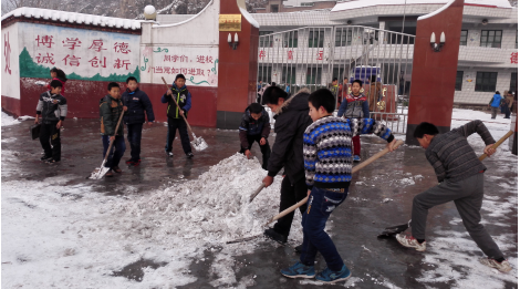 熱火朝天掃積雪，齊心協力搞安全——臺頭小學清掃積雪