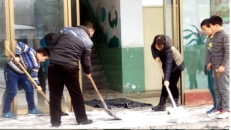 熱火朝天掃積雪，齊心協力搞安全——臺頭小學清掃積雪