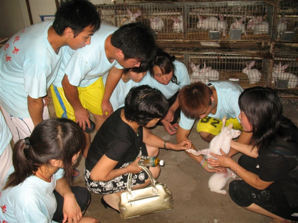 鄭州牧專師生攜手送知識 科技服務暖人心