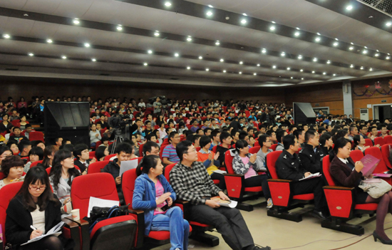 河南高法院長(zhǎng)送“法”到學(xué)校