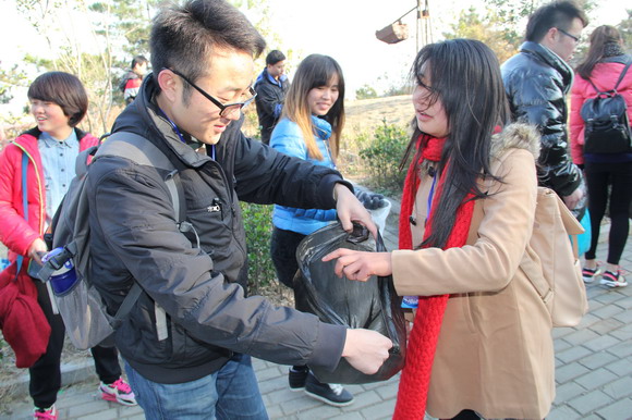 信陽(yáng)師范學(xué)院音樂(lè)學(xué)院開(kāi)展黨員環(huán)保社會(huì)實(shí)踐活動(dòng)