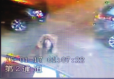 竊賊半夜繞車砸了近半個點 破窗盜走一萬元現金