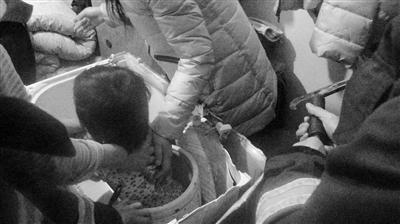 4歲女童玩耍時掉進洗衣機 雙腿卡在甩干桶