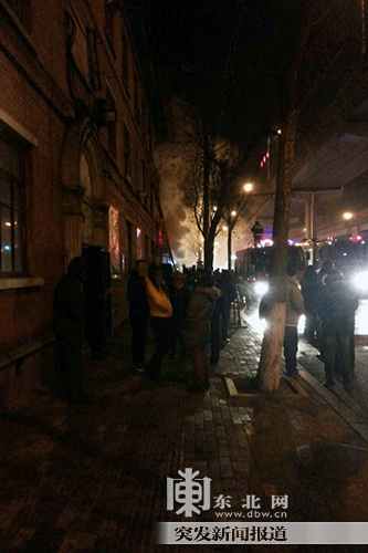 武警醫院后身居民樓起火 滅火工作仍在進行中