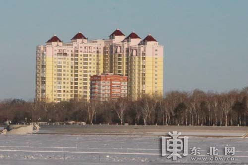 兩極冰雪挑戰賽賽事過半 參賽車輛和車手抵達呼瑪