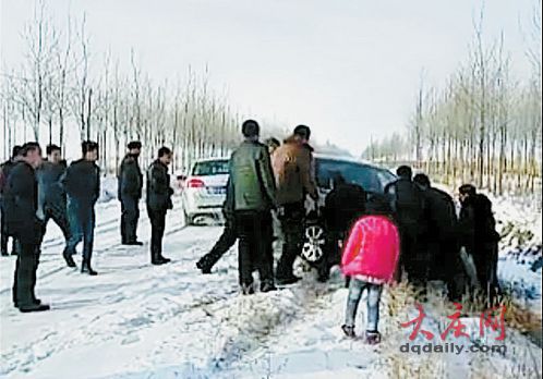 大慶一輛黑色婚車(chē)因打滑掉溝 3個(gè)車(chē)輪陷在雪里(圖)