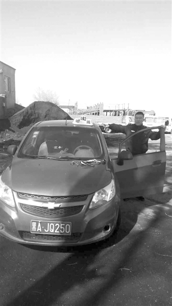 “小紅車”非法營運被查 司機拿鐵鏈把自己鎖車上