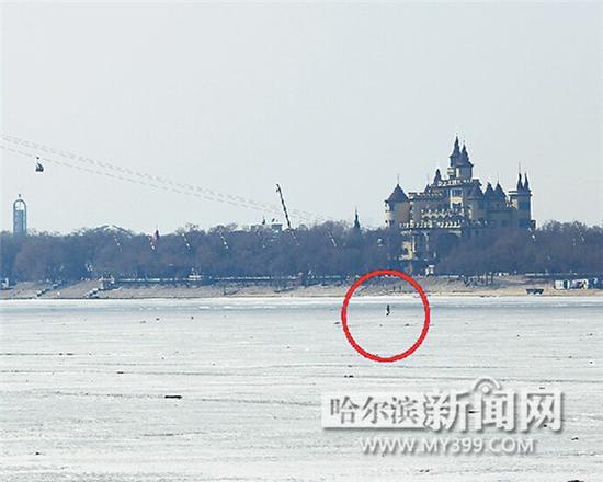 哈爾濱一名醉漢不聽勸阻 冒險過江兩次掉進(jìn)清溝(圖)