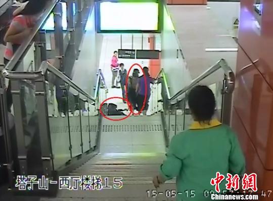 女子乘地鐵拒安檢 將安檢員推下8節臺階致其暈厥