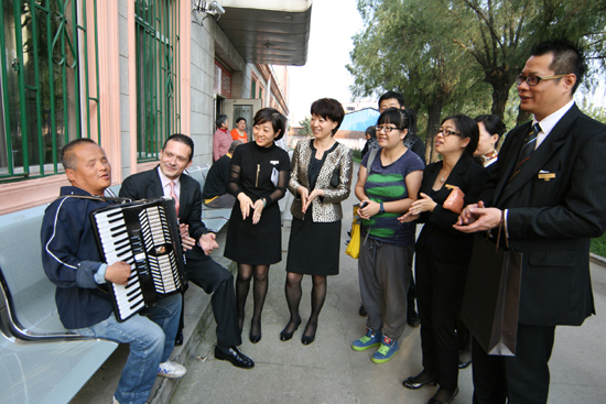 哈爾濱萬達索菲特大酒愛心關注孤寡老人