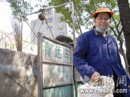 承諾如山 荊州一對(duì)老夫妻蝸居公廁8年還債