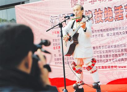 七旬老爹“一心六用” 演奏四種樂器邊唱邊跳