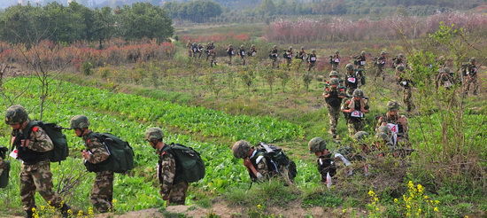 武警湖北總隊開展特戰(zhàn)集訓（圖）