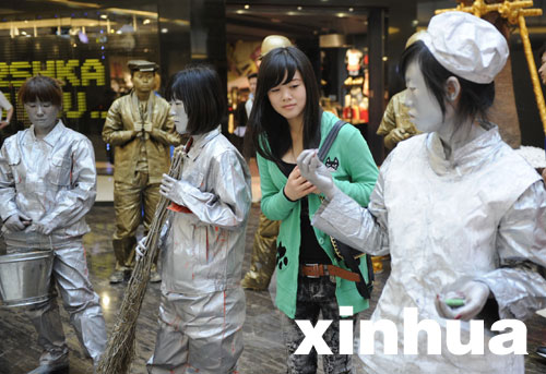 “活體雕塑”展現勞動者風采