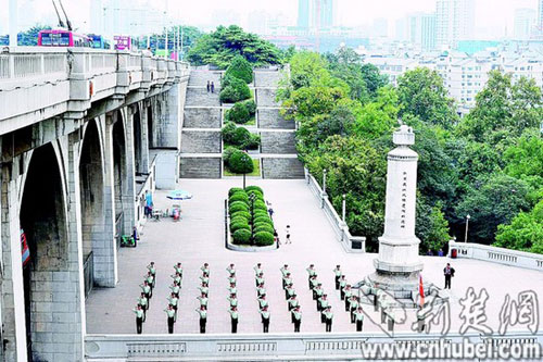 武漢長江大橋迎55歲生日 守橋大隊紀念碑前宣誓