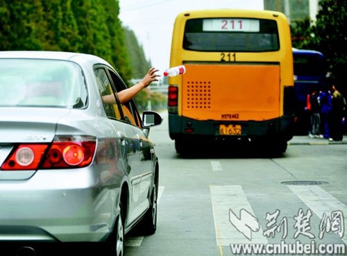 武漢萬人簽名承諾告別車窗拋物