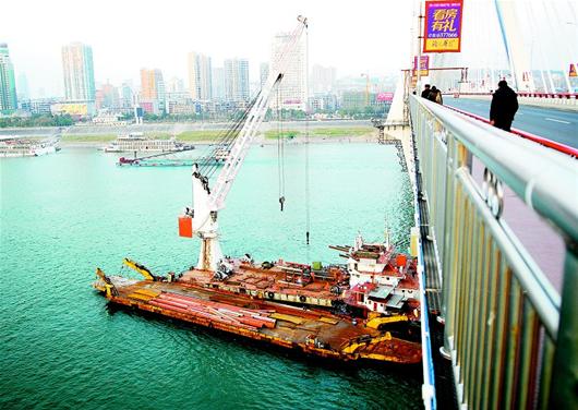 圖文：湖北宜昌夷陵長(zhǎng)江大橋 穿上防撞衣