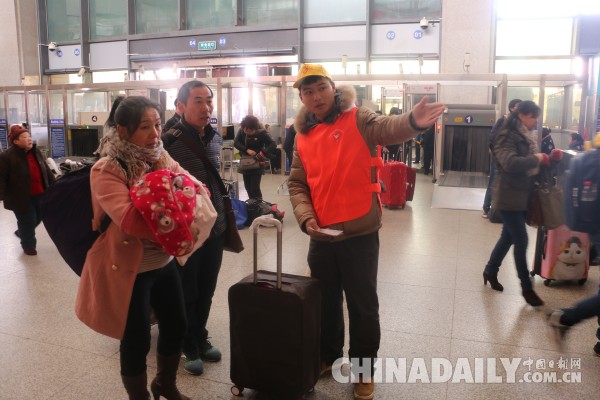 95后小鮮肉讓寒冬變暖 武漢一高校大學生志愿者服務春運