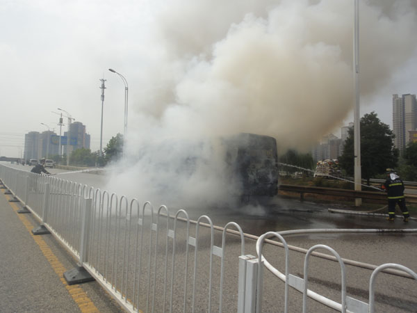 大客車行駛中起火 節日客運安全敲警鐘