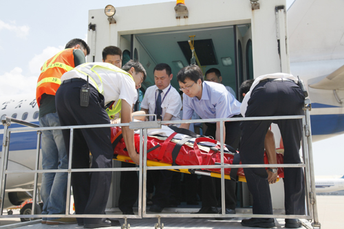 國航湖北分公司護送擔架旅客平安回家