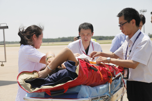 國航湖北分公司護送擔架旅客平安回家