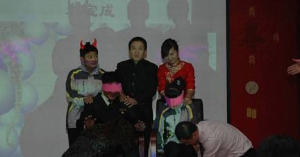 各行業(yè)年終獎(jiǎng)盤點(diǎn):有的發(fā)奔馳車 有的發(fā)衛(wèi)生巾