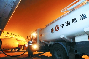 身背重負消費者被迫買單 國人用