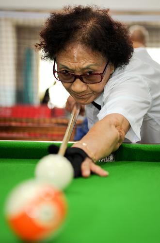 年過七旬“臺(tái)球奶奶”和她的臺(tái)球培訓(xùn)班