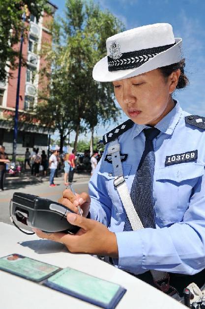 長春交警告別手寫紙質罰單　移動執法終端投入使用