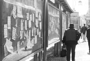 長春多處公交站候車亭遭野廣告“敷臉” 市民可舉報